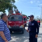 Miembros del Cuerpo de Bomberos fueron los encargados de dar agua a algunas comunidades afectadas.