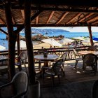 Un restaurante sin clientes el 23 de diciembre de 2023, en Acapulco, estado de Guerrero (México).