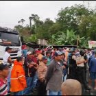 Trabajadores municipales han obstaculizado la vía.