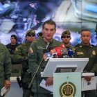 El director de la Policía de Colombia, general William René Salamanca (c) mientras habla hoy, durante una rueda de prensa en Bogotá (Colombia).
