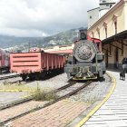 Los vagones están abandonados y vandalizados.