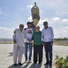 La escultura de bronce de la cantante colombiana Shakira que mide 6.50 metros de altura fue presentada en Barranquilla.