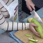 Momento en el que Nikky intenta pelar un verde.