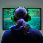 Fotografía de archivo de un visitante en una feria de videojuegos.