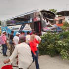 Agentes de la Unidad de Rescate (UREM) y de la OIAT tratan de identificar al conductor de la unidad.