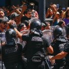 Manifestantes se enfrentan a la policía hoy, durante una marcha contra el Gobierno del presidente Javier Milei, en Buenos Aires (Argentina).