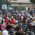Enfrentamiento entre metropolitanos y comerciantes informales esta mañana en Ayacucho y Eloy Alfaro (paseo comercial huayna capac)