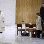 El papa Francisco llega para celebrar su audiencia general semanal en el Aula Pablo VI, Ciudad del Vaticano, el 27 de diciembre de 2023.