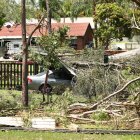 Queensland. Un coche dañado por árboles tras una tormenta.