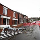 Los escombros de las casas dañadas ensucian la calle en Hough Hill Road después de un tornado localizado en Tameside, Gran Bretaña, el 28 de diciembre de 2023.
