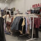 Modelo. Los establecimientos de este tipo venden productos de líneas de moda pasadas, a precios más bajos.