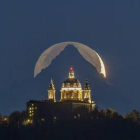 "Catedral, Montaña, Luna"
