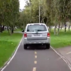 Uno de los vehículos invadiendo la ciclovía del parque La Carolina.