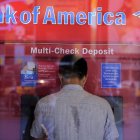 Un hombre saca dinero de un cajero automático en una sucursal del Bank of America en Times Square, Nueva York, en una fotografía de archivo.