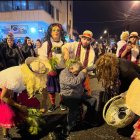 Habitantes se ‘arreglan’ de su personaje favorito o temática ‘popular’ del año. Recorren las calles y bromean con los transeúntes que se encuentran en el camino. Algunas de ellas son ‘pesadas’