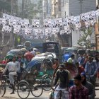 Una calle de Dacca con carteles de un candidato en las elecciones generales del próximo 7 de enero.