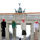 Imagen de archivo de una protesta con la ejecución simbólica de cuatro muñEFE/Robert Schlesingerecos encima de una bandera iraní frente a la Puerta de Brandeburgo, en Berlín.
