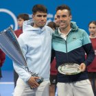 MURCIA, 28/12/2023.- Los tenistas Carlos Alcaraz (i) y Roberto Bautista a la finalización del partido de exhibición que han disputado hoy jueves en el Palacio de los Deportes de Murcia. EFE/Marcial Guillén.