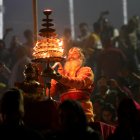Oraciones vespertinas en la orilla del río Sarayu, en Ayodhya, Uttar Pradesh (India), dentro de los preparativos para la inauguración del templo en honor del dios hindú Ram.