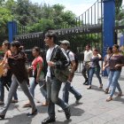 Foto referencial. Estudiantes de la Universidad de Guayaquil saliendo del centro de estudios.