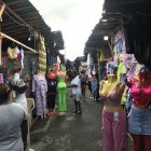 La ropa del país vecino se ‘camufla’ durante la época de fin de año  El puente sobre el río Mataje todavía no es comercial