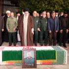 El líder supremo iraní, Ali Jamenei (C), junto al ataúd del asesor militar de la Guardia Revolucionaria iraní Razi Mousavi, muero el 25 de diciembre de 2023 en un ataque con misiles israelí en las afueras de Damasco.