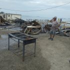 Ballenita. Uno de los dueños recorre la zona del incendio.