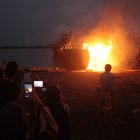 Tradición. La réplica del barco Nassau envuelto en llamas junto al río Guayas, en La Pradera 3, la tarde del jueves 28 de diciembre.