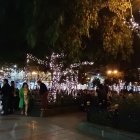 Cuenca. En el parque Calderón, ubicado en el centro histórico de la ciudad de Cuenca, se ve a personas paseando atraídas por las luces.