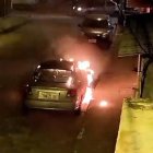 Uno de los vehículos incinerados esta noche