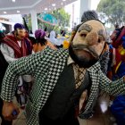 Cada año las personas se disfrazan de personajes emblemáticos para desfilar por los Santos Inocentes