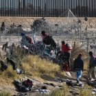MEX5338. CIUDAD JUÁREZ (MÉXICO), 30/12/2023.- Migrantes cruzan el Río Bravo en las cercanías del muro que separa la frontera estadounidense, el 29 de diciembre de 2023, en Ciudad Juárez, Chihuahua (México). Los migrantes saturan las calles de Ciudad Juárez, en la frontera norte de México, pese a los avances y la disminución de la migración que ha prometido el presidente, Andrés Manuel López Obrador, tras su reunión del miércoles con una delegación de Estados Unidos. EFE/ Luis Torres