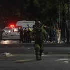 Policía. Un agente con un traje especial