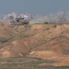 Un vehículo blindado del ejército israelí patrulla una zona con vistas al barrio de Shujaiya en la Franja de Gaza, cerca de la frontera entre Israel y Gaza en el sur de Israel, el 30 de diciembre de 2023.