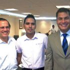 “Pacificación”. Probablemente el documento fotográfico más importante del siglo: Leandro Norero (centro) sella un pacto con el gobierno de Correa.