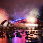Los fuegos artificiales se ven durante las celebraciones de Nochevieja en Sídney.