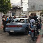 La policía recogió indicios en el lugar del ataque armado.