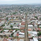 Las bandas incluso dejan volantes anunciando las vacunas. También dejan comprobantes de pago.