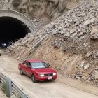Un total de siete tramos de vías fueron cerrados por los deslizamientos de tierra y rocas.