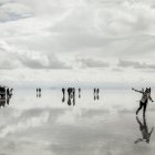 Turistas reciben el Año Nievo en el salar de Uyuni en Bolivia,