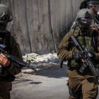 Soldados israelíes patrullan el campo de refugiados de Shuafat