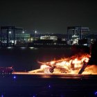 El avión de la compañía Japan Airlines (JAL) que se incendió en la pista del aeropuerto de Haneda