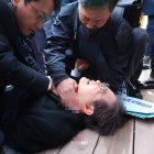 Lee Jae-myung, líder del principal opositor Partido Democrático, se tumba tras ser apuñalado por un agresor