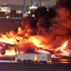 Los 379 pasajeros y tripulantes del avión de la compañía japonesa Japan Airlines (JAL) que se incendió este martes en la pista del aeropuerto de Haneda, en Tokio, fueron evacuados, según mostraron imágenes de una cámara fija de la cadena japonesa NHK.
