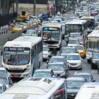 En algunas calles, a determinadas horas, hay gran congestión vehicular.