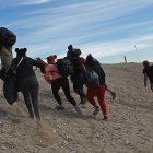 Migrantes caminan hacia el muro fronterizo para intentar cruzar hacia EEUU, el 19 de diciembre de 2023 en ciudad Juárez Chihuahua (México).