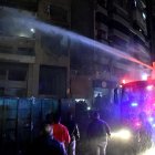 Los servicios de emergencia en el lugar atacado por un dron israelí contra una oficina del grupo islamista palestino Hamás a las afueras de Beirut, donde falleció el número dos de su oficina política, Saleh al Arouri, y otras cinco personas.