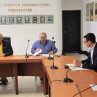 Jorge Delgado (i) entregó una camiseta de la delegación tricolor a Andrés Guschmer (d) en su última reunión.