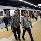 Los usuarios prefieren utilizar el metro porque van cómodos, no se deben enfrentar a vendedores ambulantes y es un espacio que les permite ir leyendo o conversando durante el viaje.