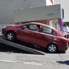 La grúa más adecuada para el traslado de vehículos es la tipo plataformas.